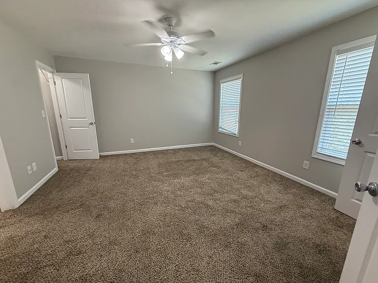 Summit Pointe Apartments — Photo 12