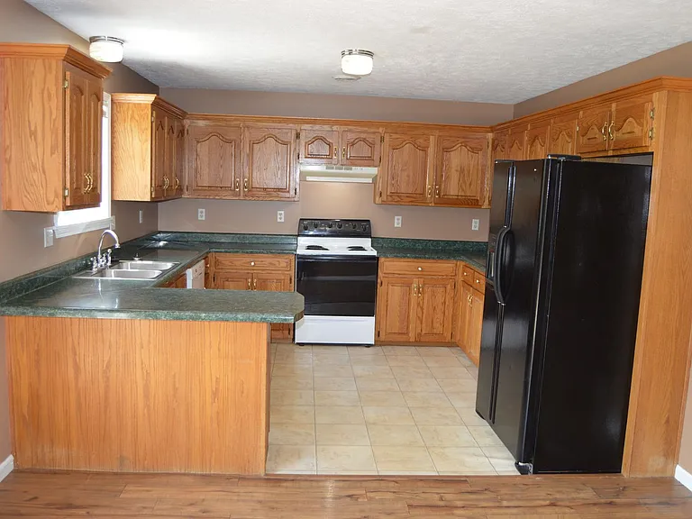 14620 Hobby Dr — Photo 3