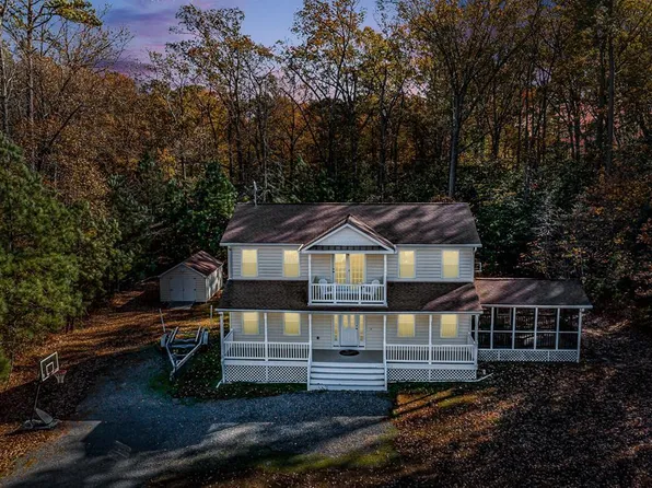 275 Grannys Bar Rd, Hague, VA 22469