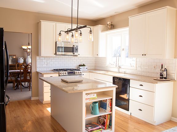 3rd image of 39W505 Schoolhouse Ln