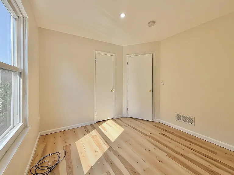 220 Astoria Pl #2 — Photo 8