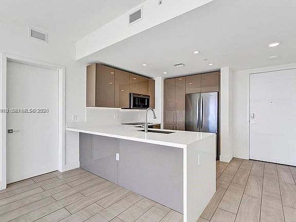 4th image of 2000 Metropica Way #907
