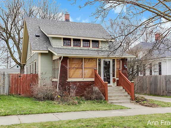 2nd image of 1241 Lake Michigan Dr NW
