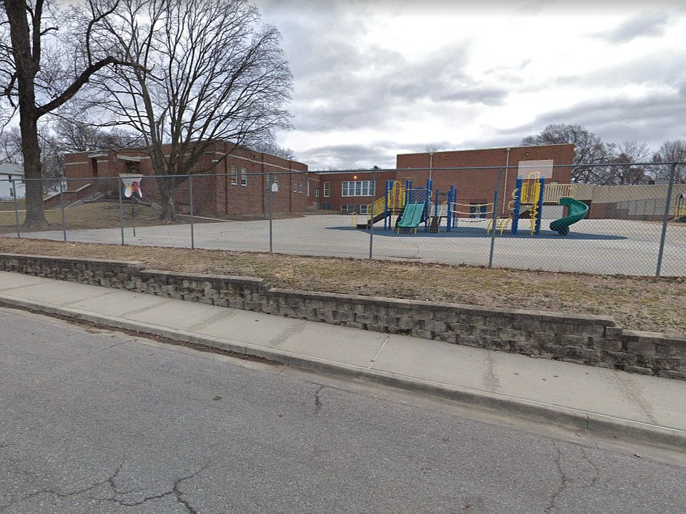 2nd image of 808 S Woodland Ave