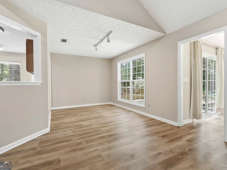 518 Longwood Ln — Photo 13
