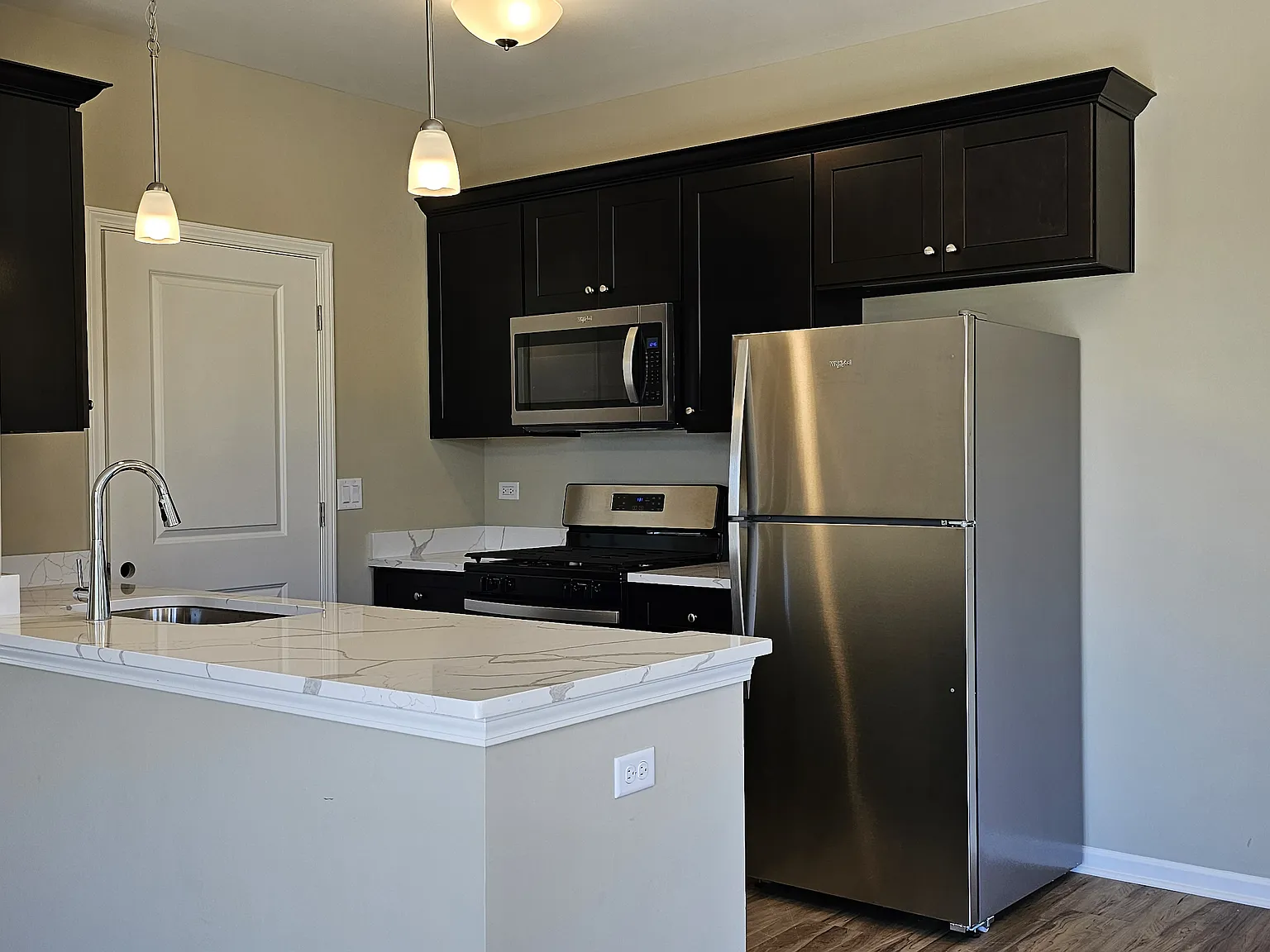 1 bed, 869 sqft, $2,080 — Photo 4