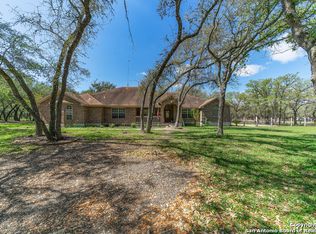 113 Emerald Dr, Floresville, TX 78114