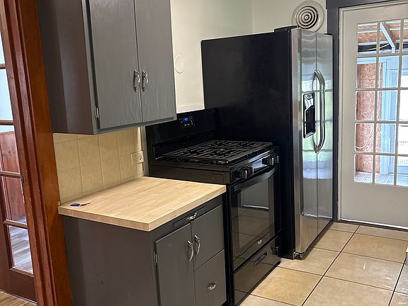 5th image of 833 Elmwood St
