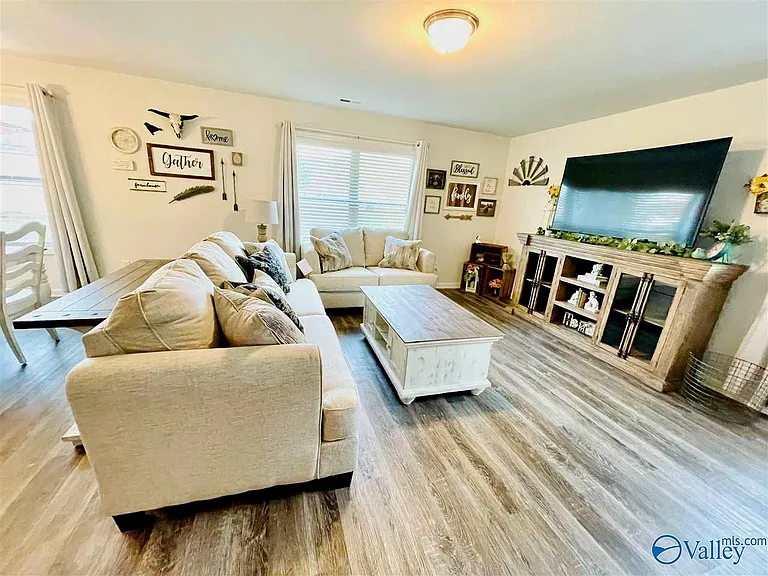 115 Edgestone Dr — Photo 12
