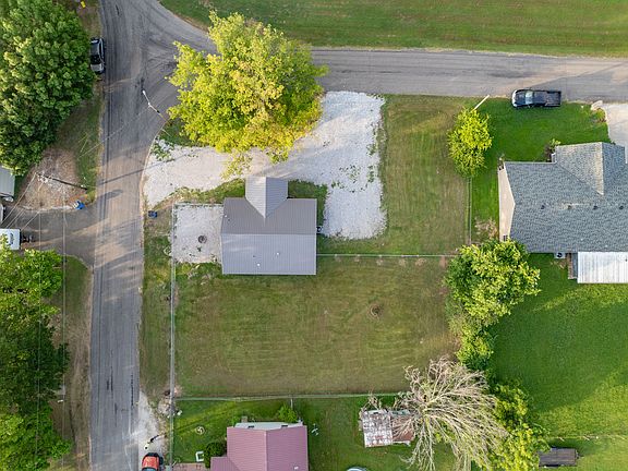 4th image of 212 SW Railroad St
