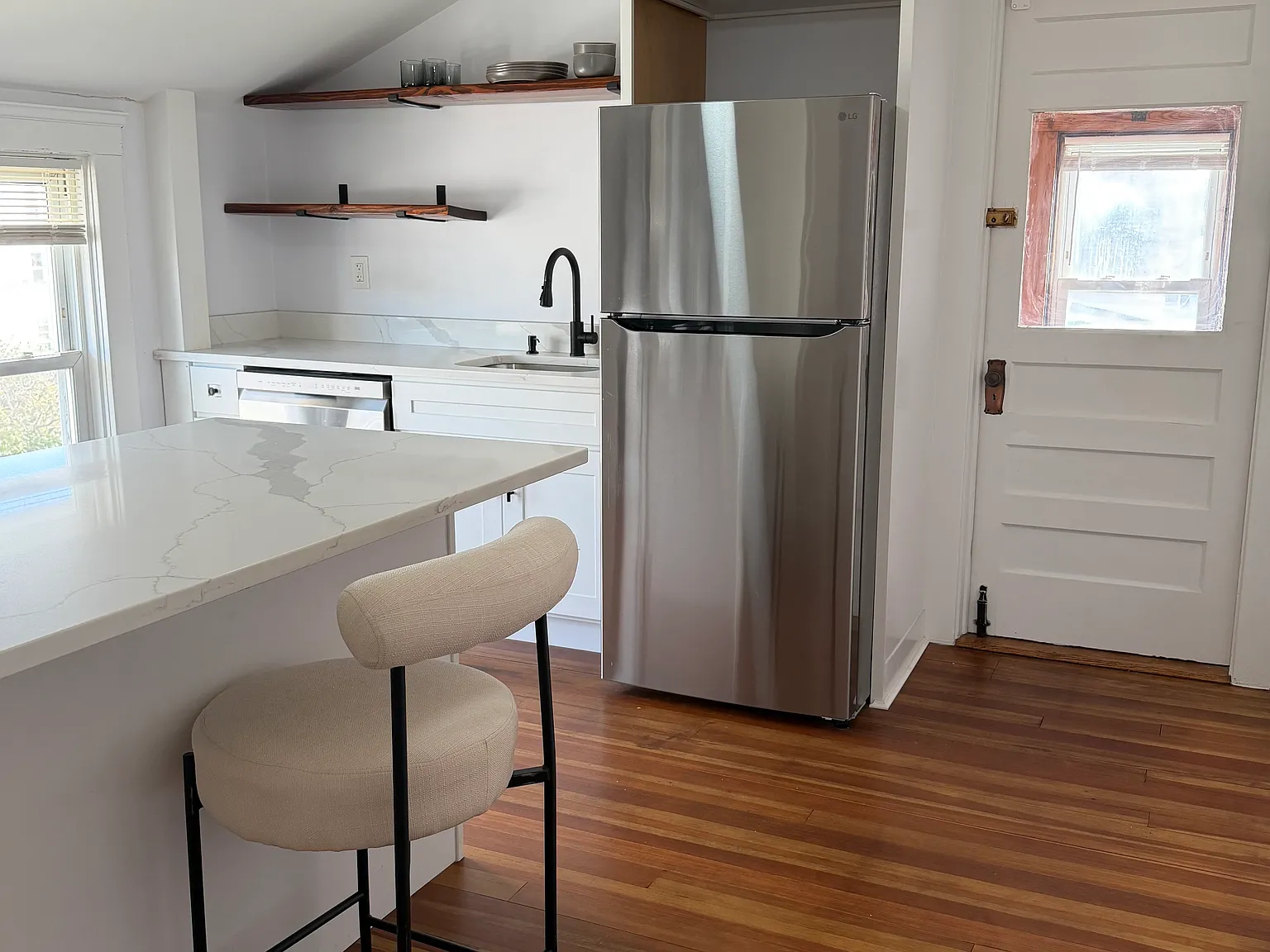 2 bed, 1159 sqft, $2,200 — Photo 2