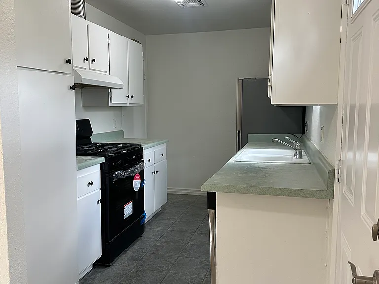 1210 Crown St — Photo 6