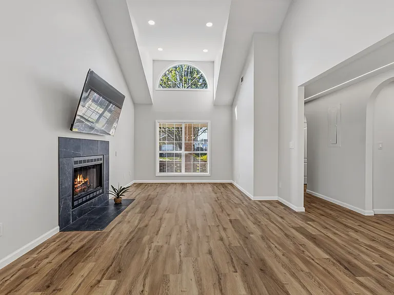 87 Park Ln — Photo 2