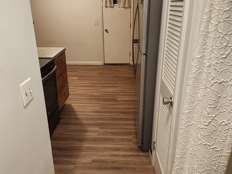 527 Avenue F — Photo 13