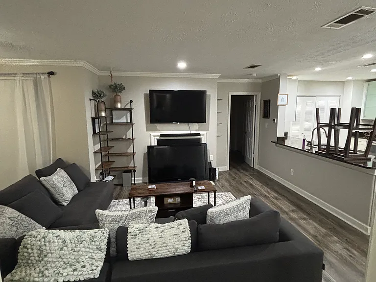 607 Mill Pond Dr SE — Photo 1