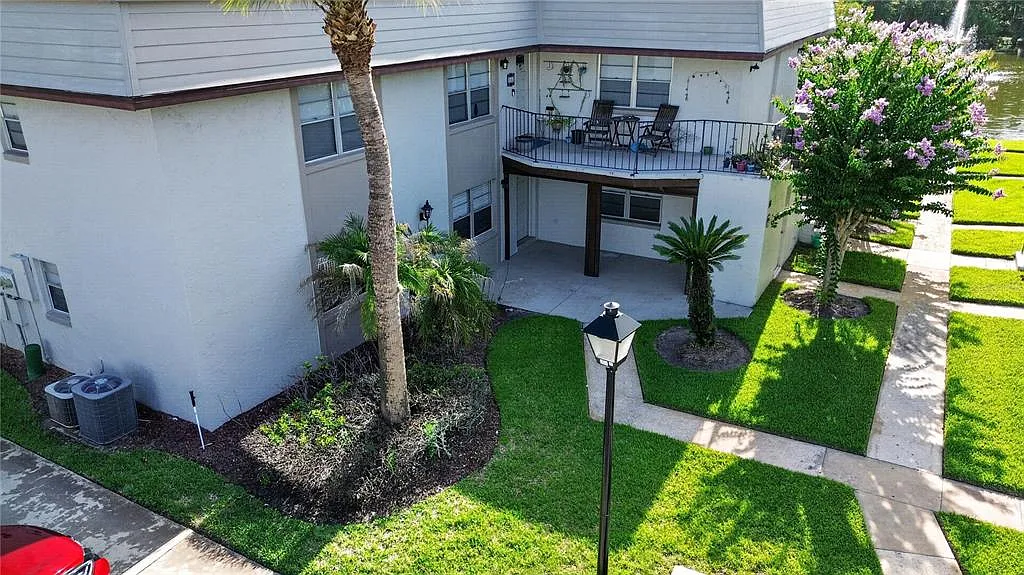 2 bed, 2.0 bath, 918 sqft, $1,795 — Photo 2