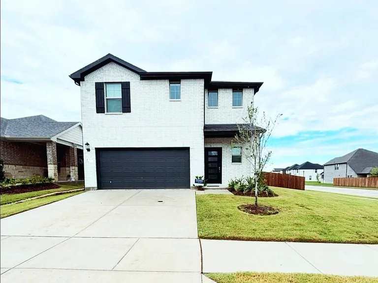 514 Clover Creek Dr — Photo 1