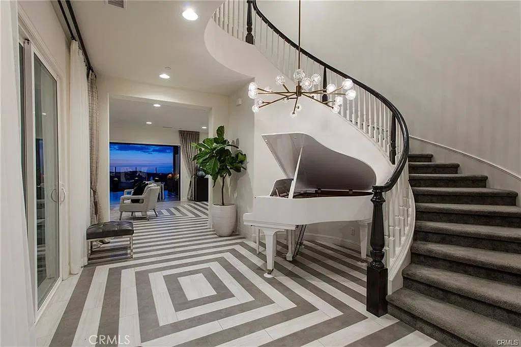 5 bed, 5.5 bath, 4251 sqft, $11,000 — Photo 3