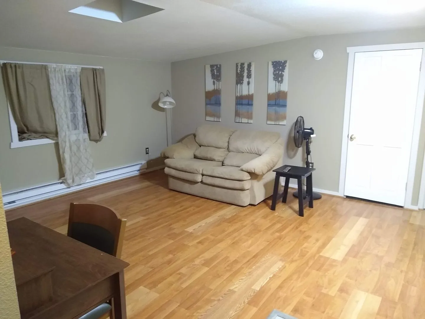 Close to Downtown Upper Level Apartment — Photo 1