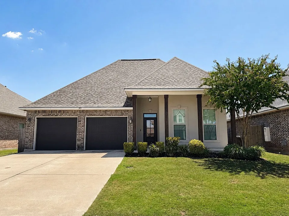 915 Hackberry Dr