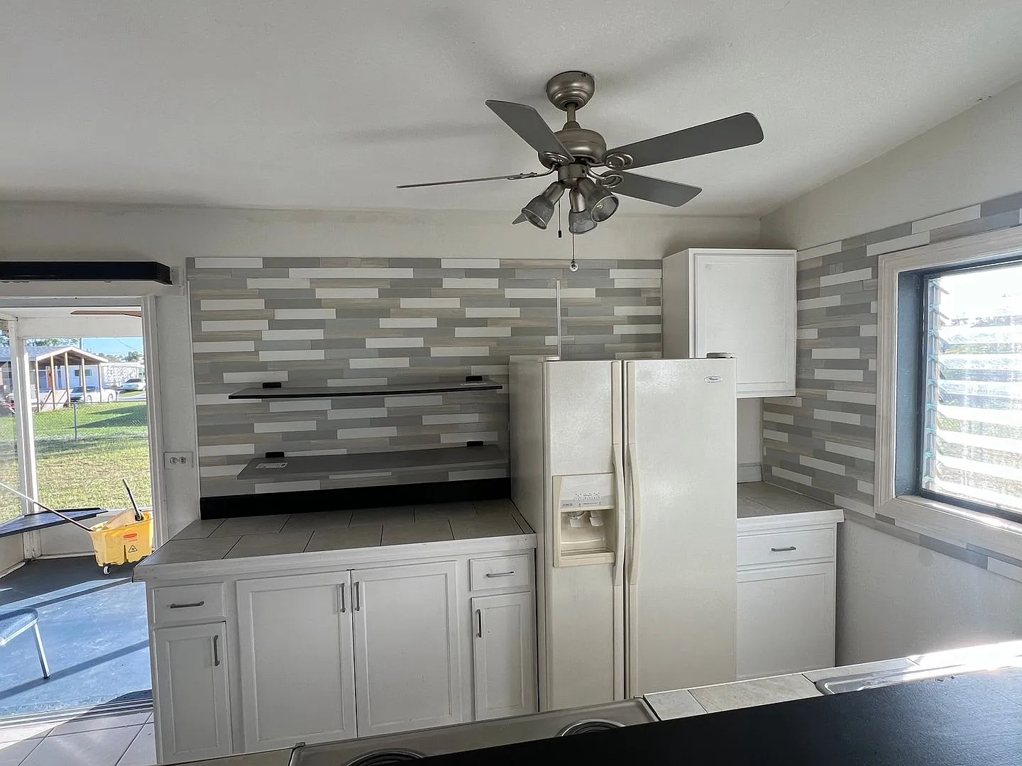 ** Annual ** 2 Bed / 1 Bath Single Family Home ** Conveniently Located ** $1,295 — Photo 3