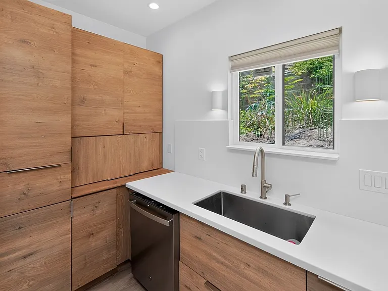 1216 Lagan Ave — Photo 3