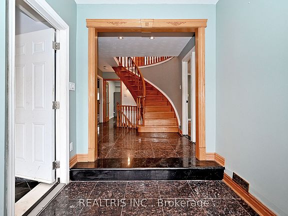 5th image of 622 The Queensway Rd