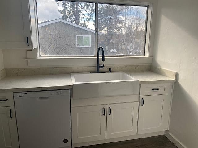 New kitchen with quartz counter tops, new cabinets and dishwasher.