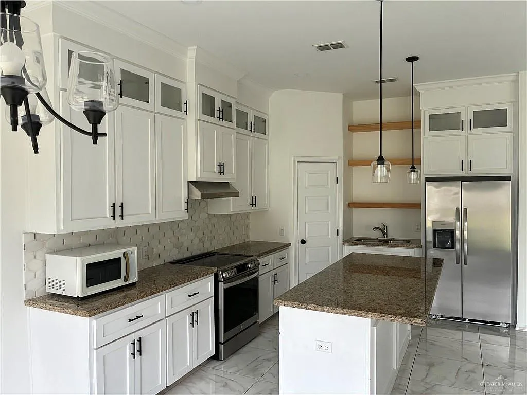 4 bed, 2.5 bath, 1851 sqft, $2,100 — Photo 4