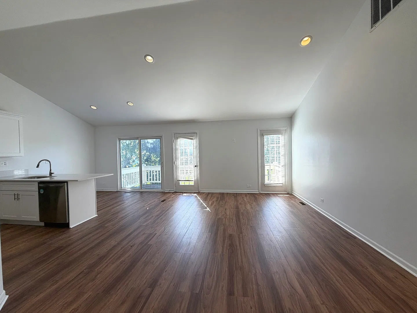 3 bed, 1266 sqft, $2,400 — Photo 3