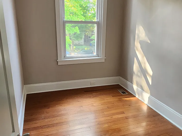 Smaller / Guest Bedroom