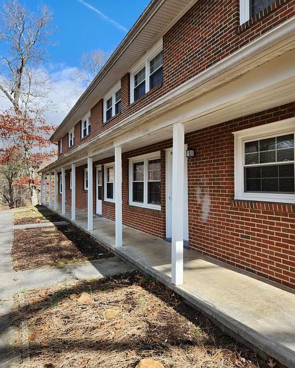 2nd image of 2459 Pine Ave