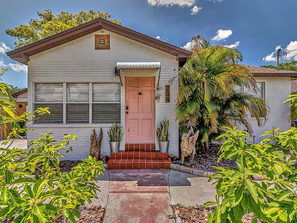 1st image of 204 N Gomez Ave