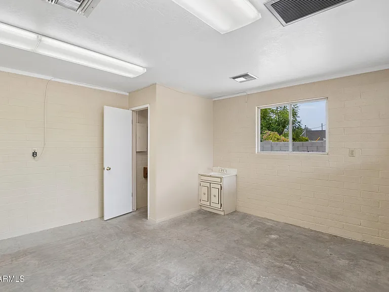 1014 E Balboa Cir — Photo 24