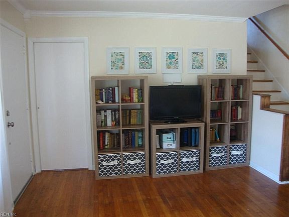 LR, door to bonus room.