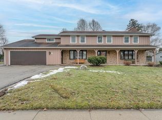 15 E Silver Spur Ln, Appleton, WI 54915