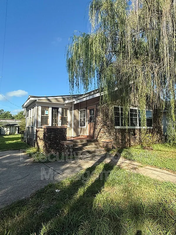 3 bed, 1.0 bath, 1539 sqft, $1,200 — Photo 1
