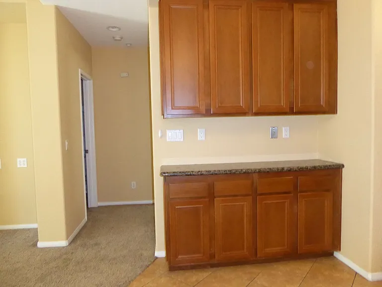 705 Hatfield Dr — Photo 7
