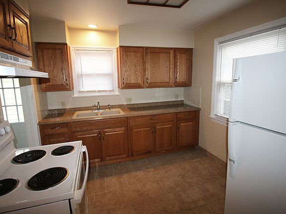 3rd image of 421 Van Buren Ave