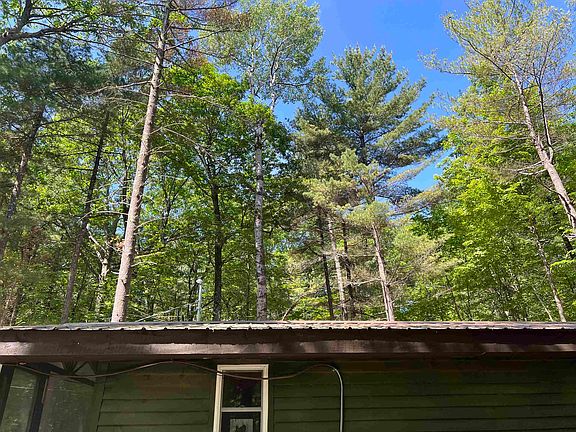 4th image of 33 Dogwood St