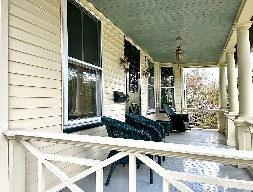 4 bed, 2.5 bath, 2453 sqft, $5,600 — Photo 2