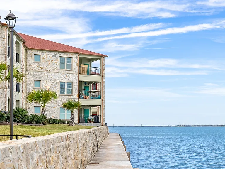 JPAGE-Multifamily-LighthousePointe-Exterior-2796