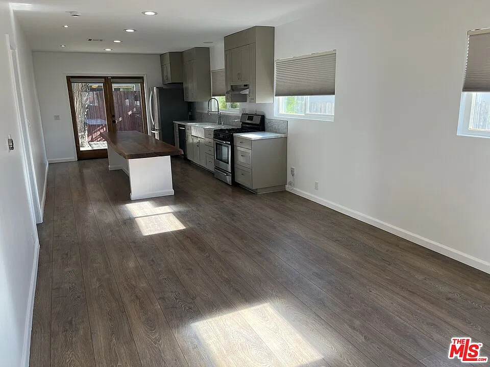 2 bed, 2.0 bath, 805 sqft, $4,000 — Photo 3