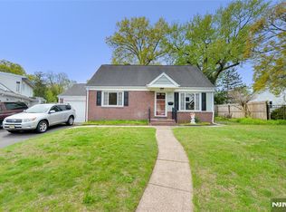 10 Williamson Pl, Fair Lawn, NJ 07410
