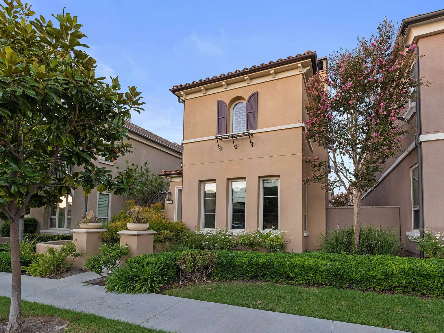 3 bed, 2.5 bath, 1693 sqft, $5,200 — Photo 3