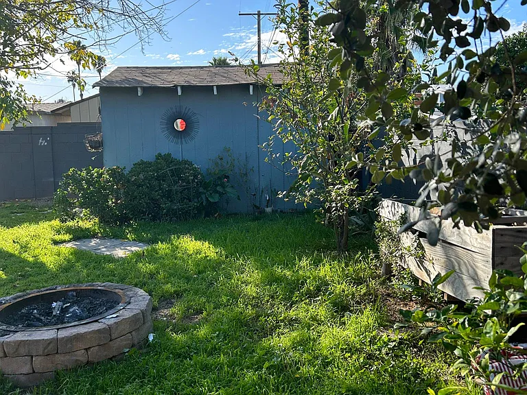 20637 Kittridge St — Photo 38