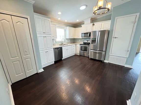 3rd image of 546 Cary Ln