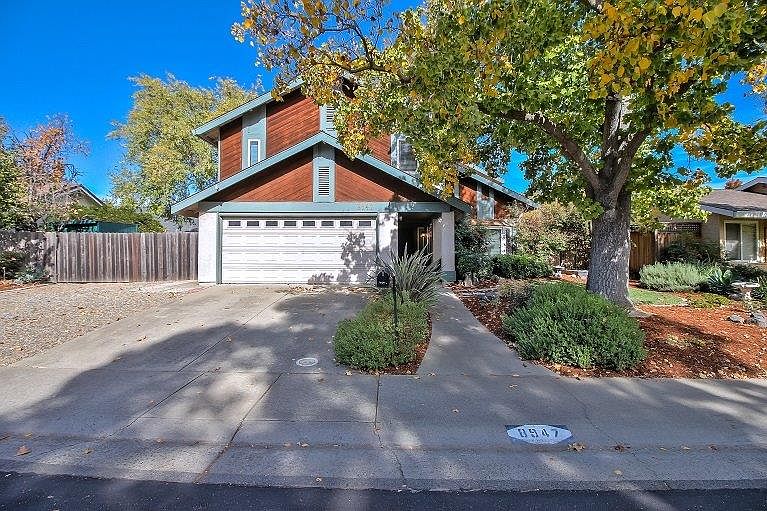1st image of 8947 Park Trail Dr