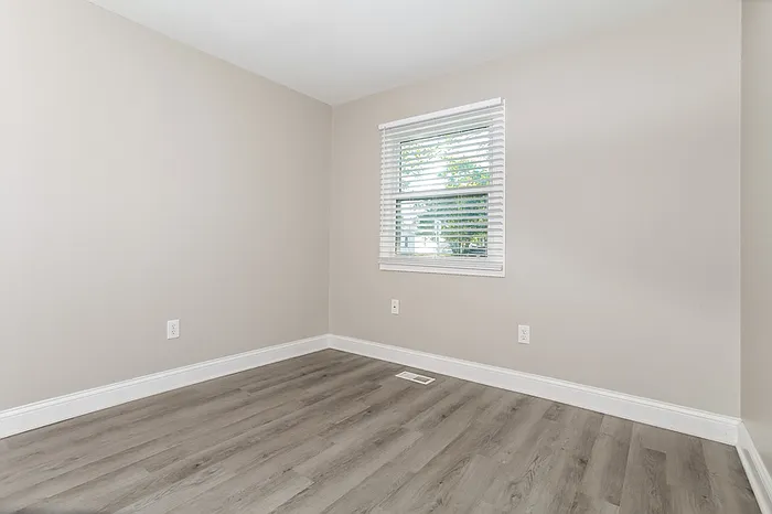 990 Sheffield Dr — Photo 8