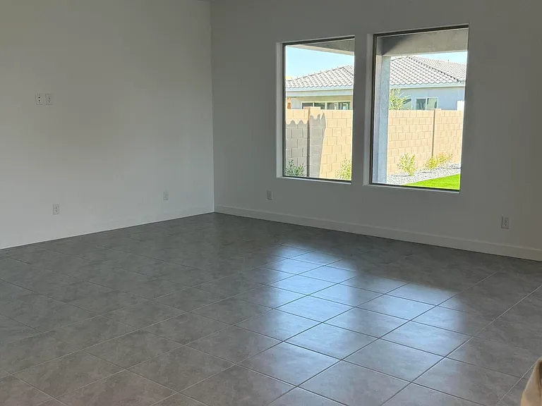2921 E Mission Ln — Photo 8